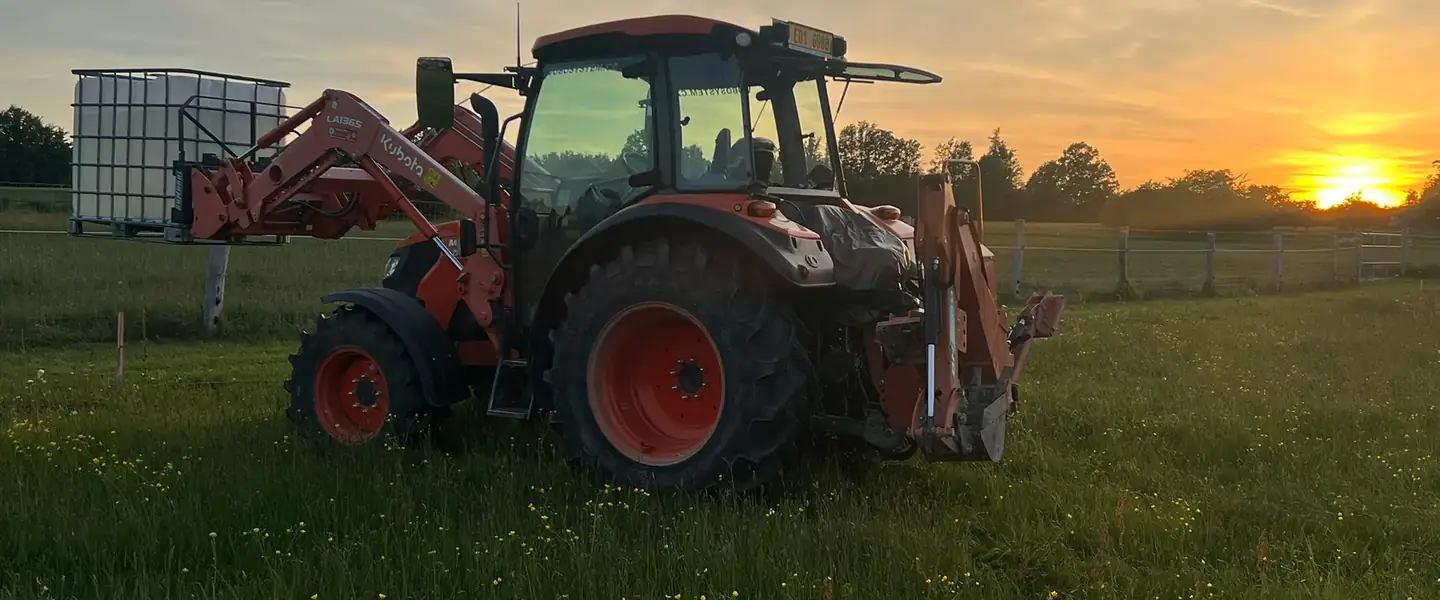 Traktor v poli za soumraku
